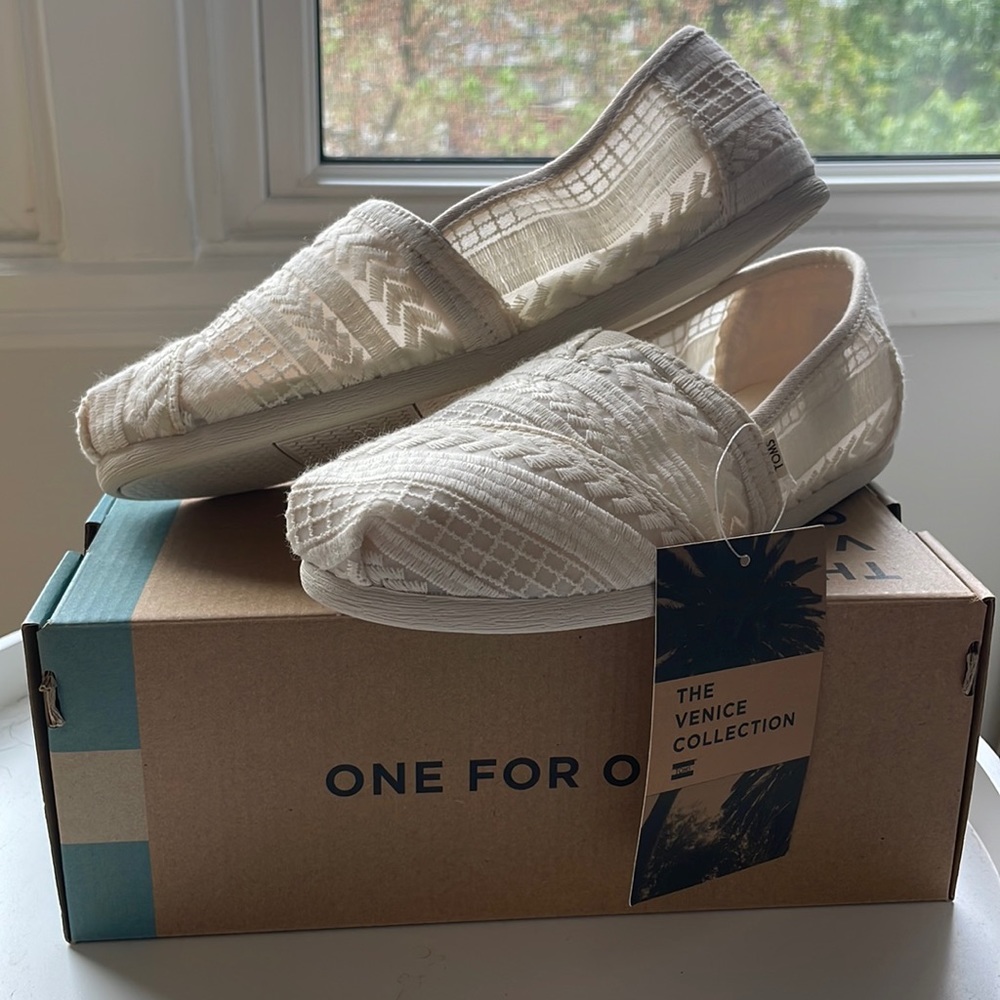 NWT - TOMS classic natural arrow embroidered Mesh Shoes. SIZE wmn 7